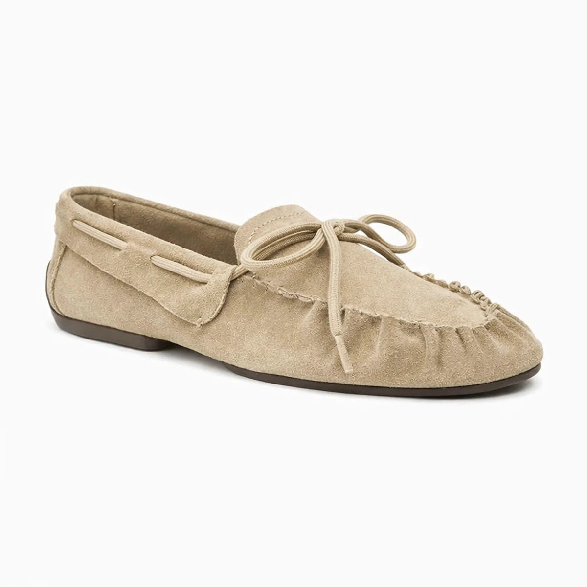 le mocassin présenté seul en coloris beige sur fond clair