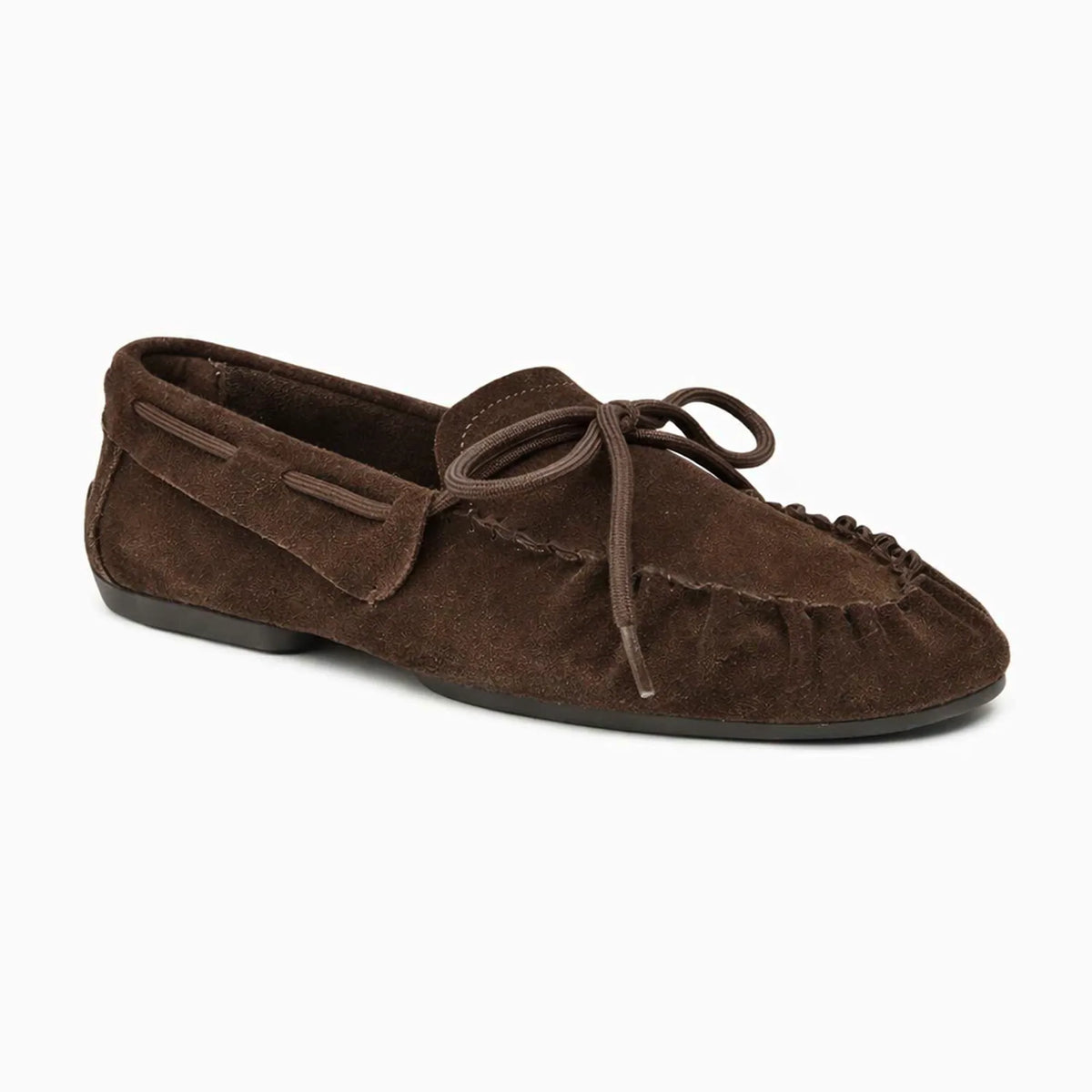 le mocassin présenté seul en coloris chocolat sur fond clair