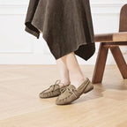 vue latérale du mocassin kaki porté debout par une femme