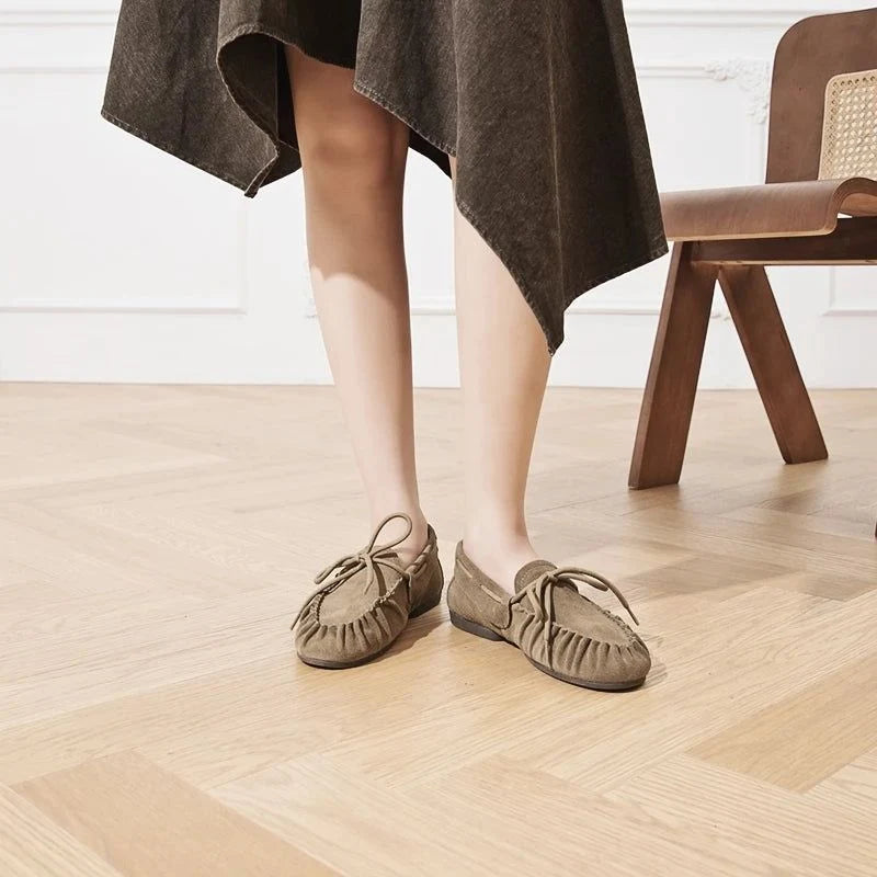 paire kaki portée vue de face, jambes croisées debout