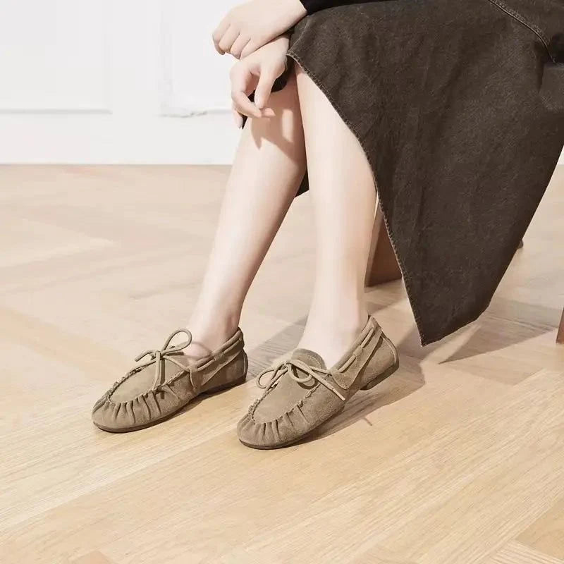paire kaki portée avec une jupe midi sur parquet clair