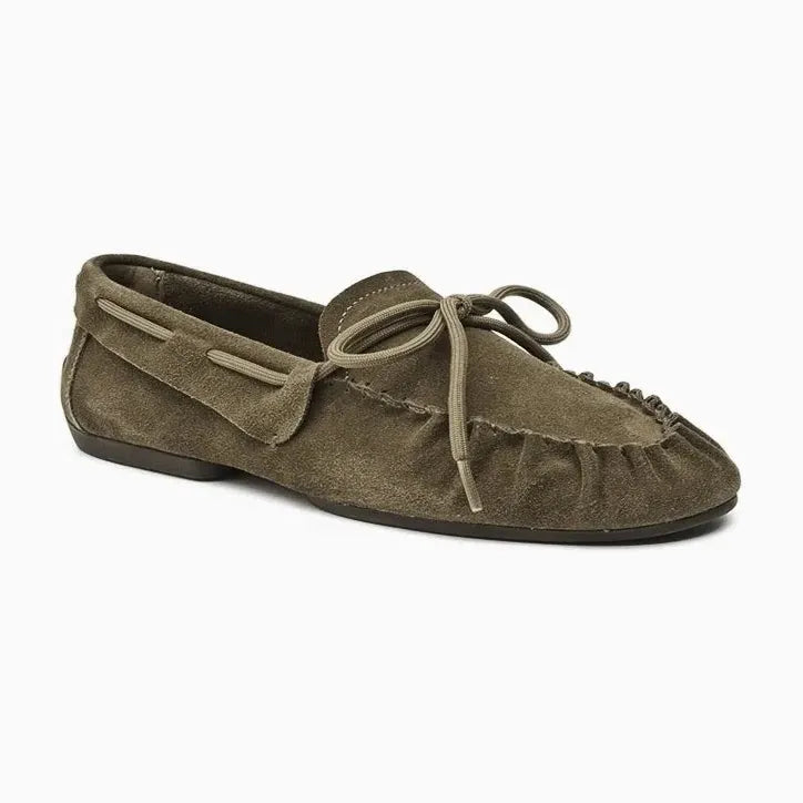 mocassin indien daim femme kaki vu de trois quarts sur fond uni