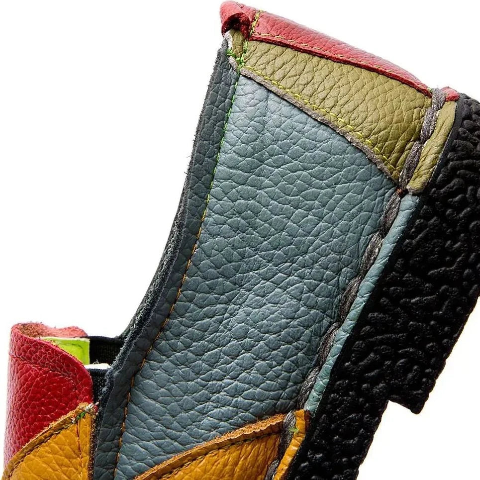 détail du côté extérieur d’un mocassin coloré montrant la texture et la semelle