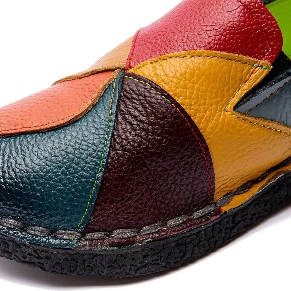 gros plan sur l’avant d’un mocassin multicolore avec surpiqûres apparentes