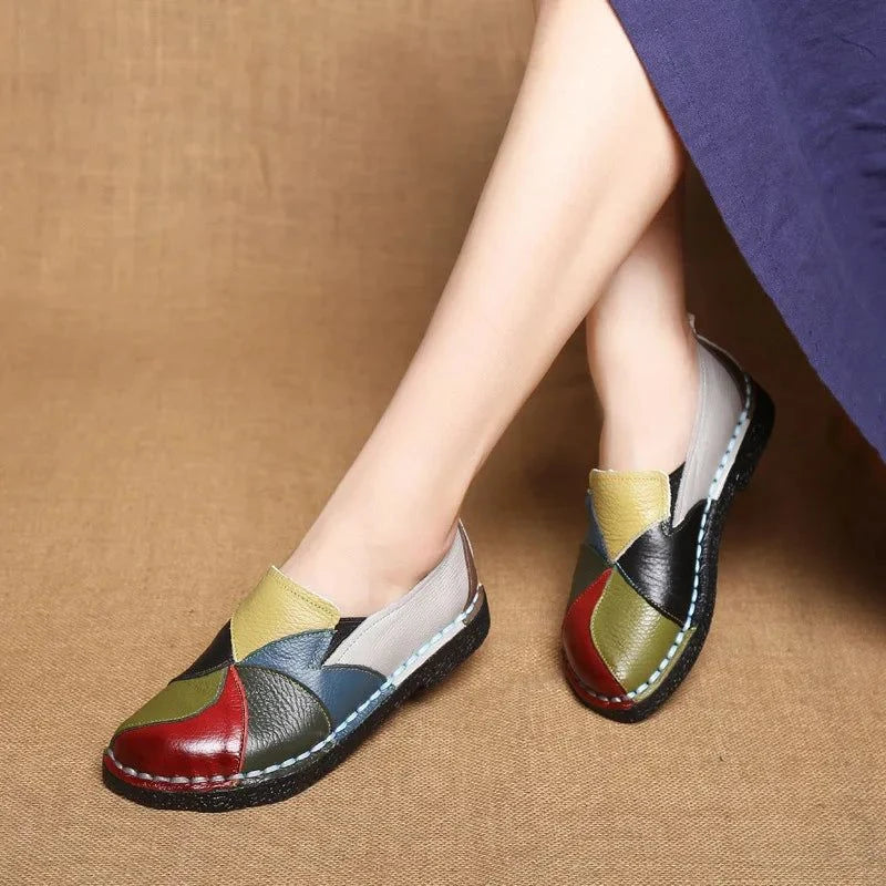 paire de mocassins aux motifs colorés portée avec une jupe violette