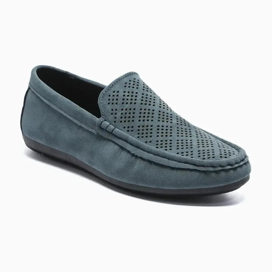 Mocassin perforé homme coloris bleu gris, vue de profil sur fond gris clair