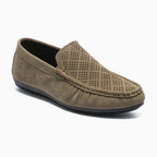 Mocassin léger homme perforé kaki, vue de profil sur fond gris clair