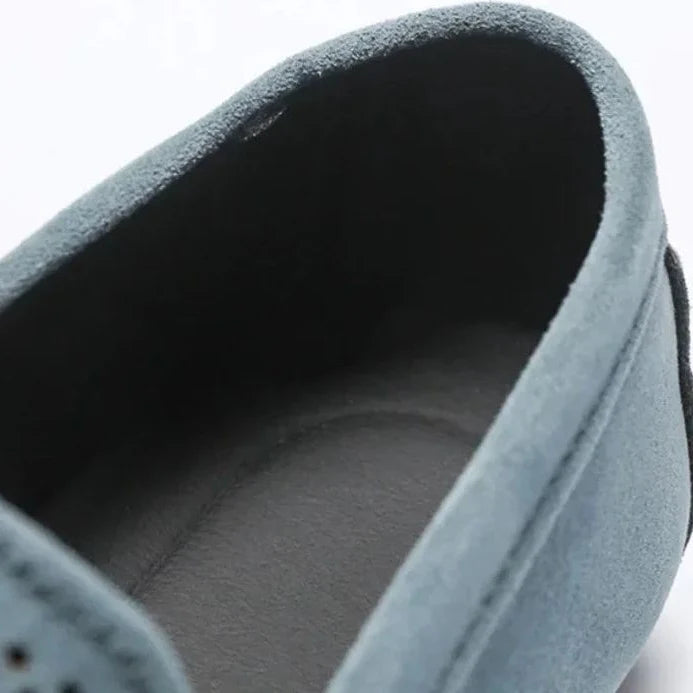zoom sur l’arrière de l’ouverture de la chaussure bleue