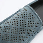 gros plan sur le dessus ajouré à motif carré du mocassin bleu