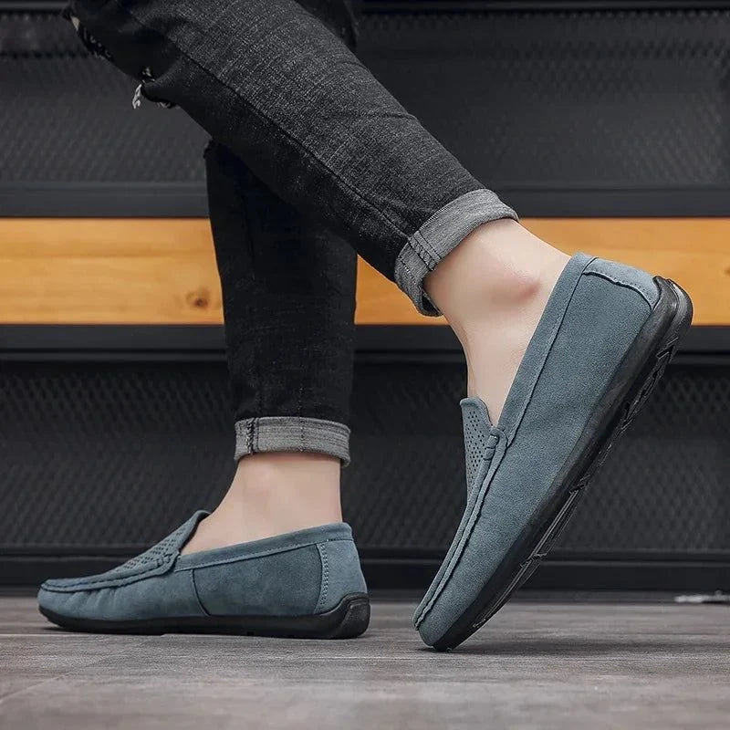 chaussure bleue portée, vue latérale montrant la silhouette