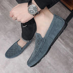 mocassin bleu porté, jambe croisée en position assise