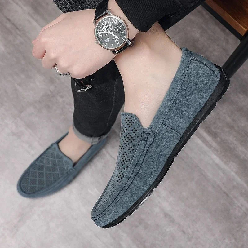 mocassin bleu porté, jambe croisée en position assise