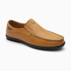 Mocassin en cuir coloris camel isolé sur fond uni