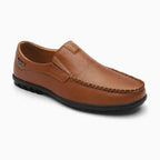 Mocassin en cuir coloris marron posé seul sur fond blanc