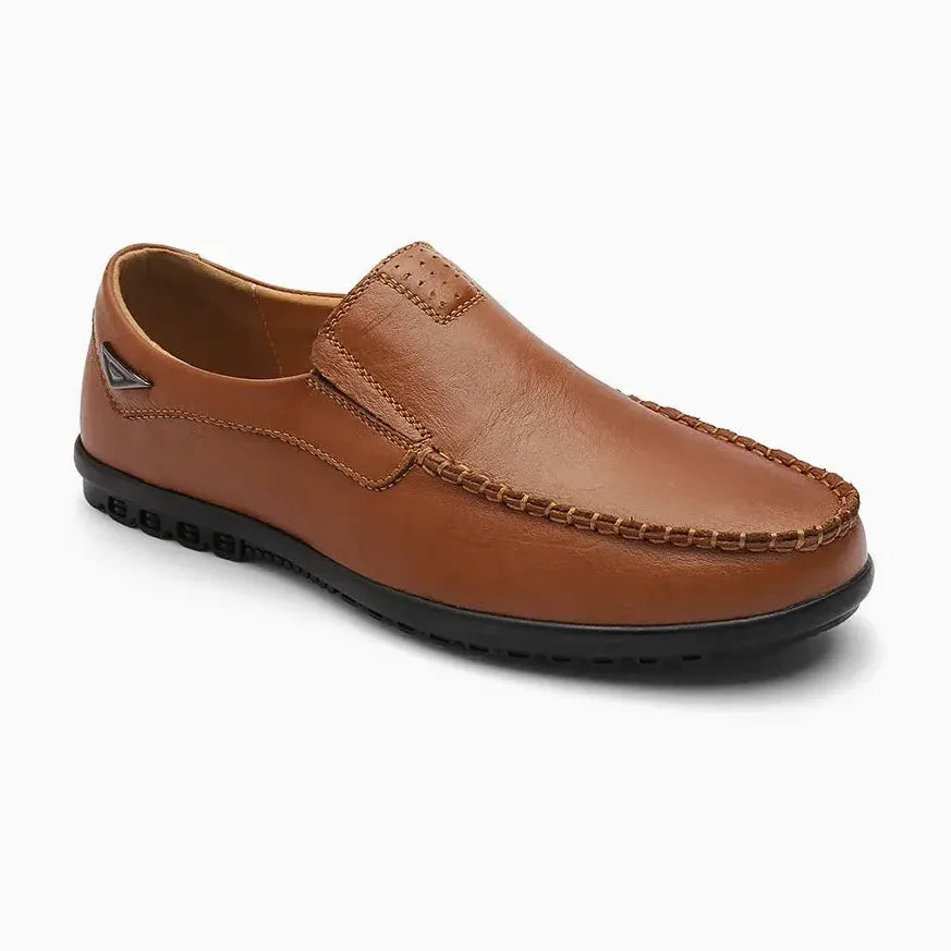 Mocassin en cuir coloris marron posé seul sur fond blanc