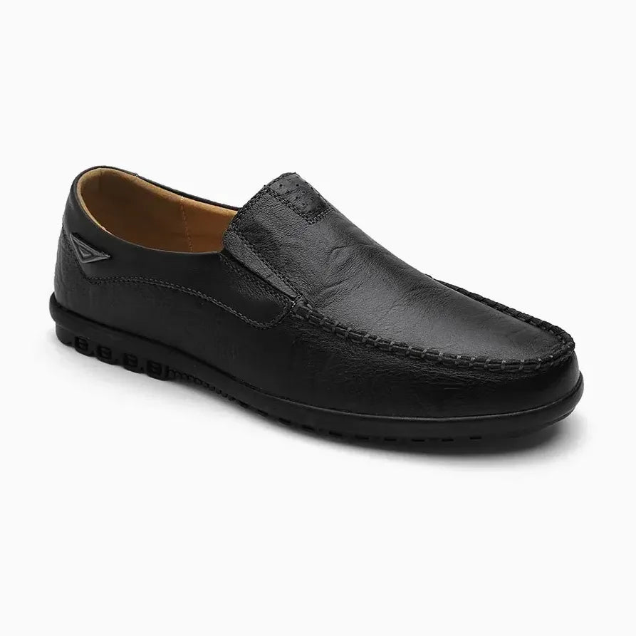 Mocassin loafer homme en cuir noir présenté de trois quarts sur fond uni