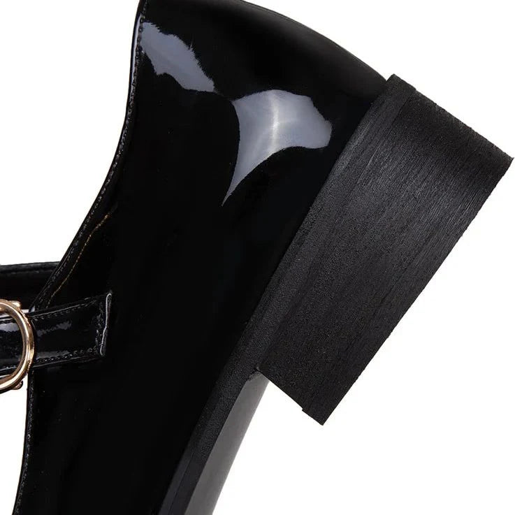 gros plan sur le talon et la bride dorée d’un mocassin vernis noir
