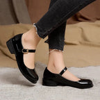 vue latérale de mocassins vernis noirs portés, pied légèrement relevé