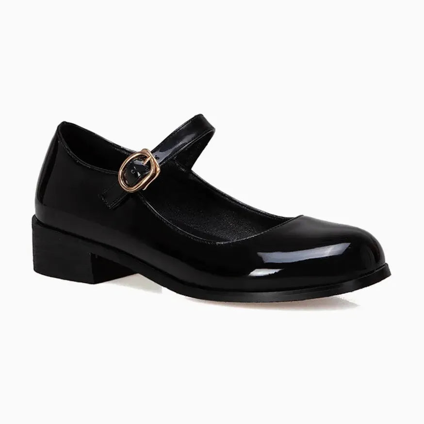 mocassin mary jane en vernis noir avec bride et talon carré sur fond uni