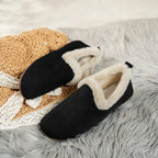 paire de mocassins posée sur un tapis, ambiance cocooning