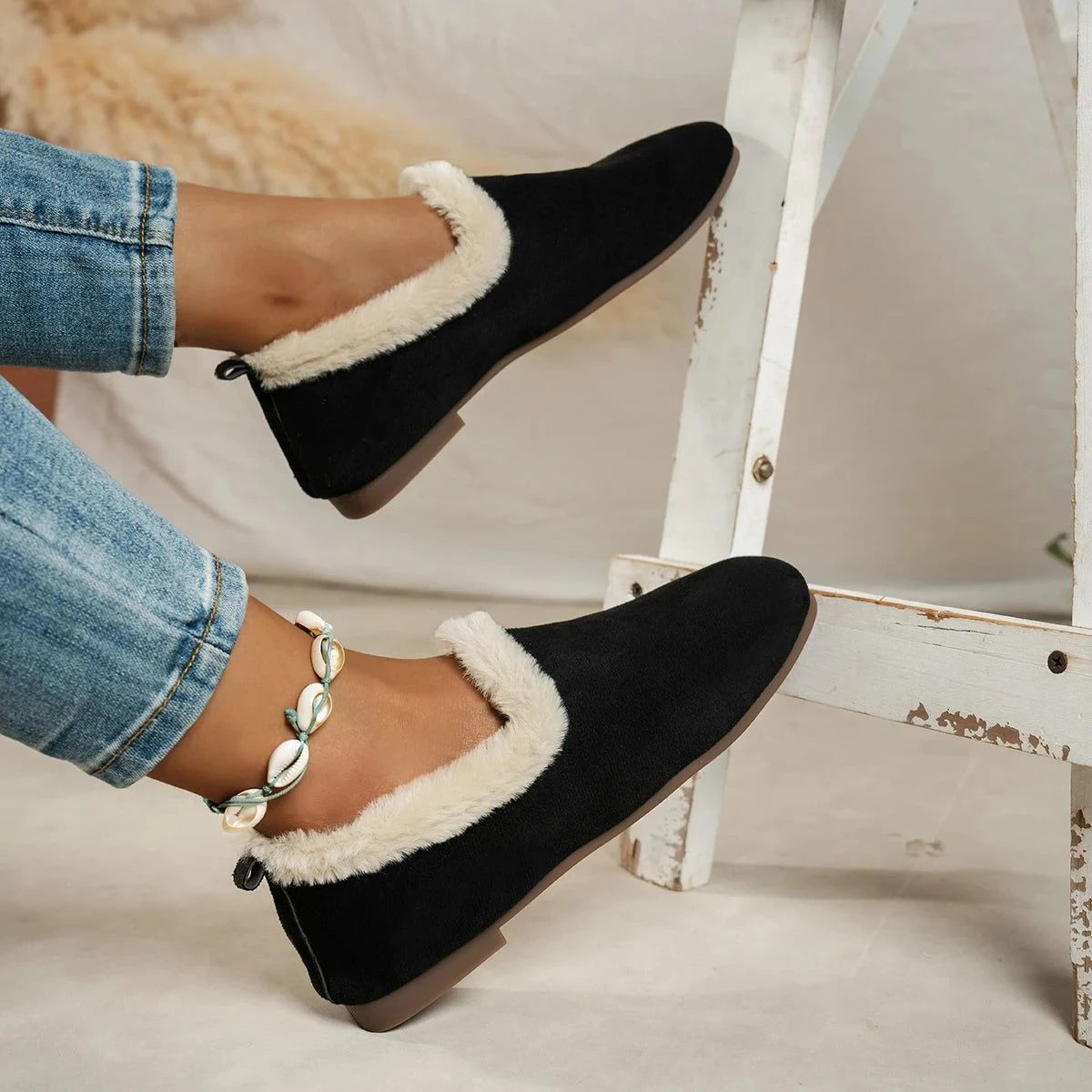 profil du mocassin noir porté, accent sur la semelle et le liseré moumoute