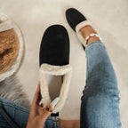 vue du dessus d’un mocassin noir porté, détail de la fourrure intérieure