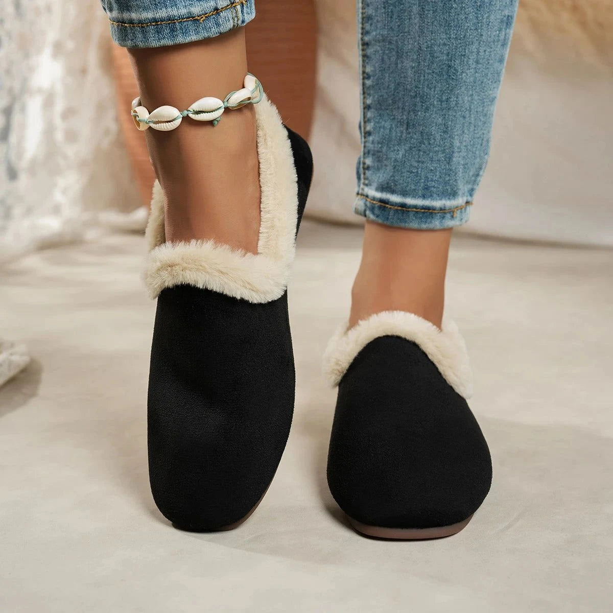 paire portée avec un jean, mise en valeur des contours en fourrure claire