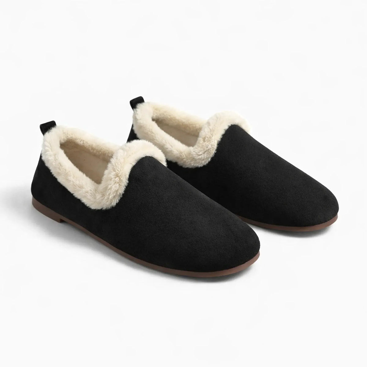 mocassin moumoute noir avec intérieur douillet vu de trois quarts sur fond uni