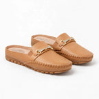 paire de mules couleur camel avec mors doré posées ensemble
