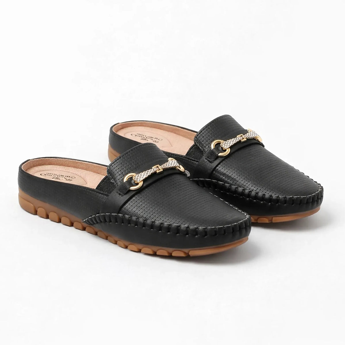 mocassin mule femme à mors noir à chaîne dorée sur fond uni