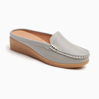 Chaussure ajourée gris clair posée de profil sur fond uni