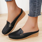 Mocassins noirs portés, vue latérale mettant en valeur le profil du talon