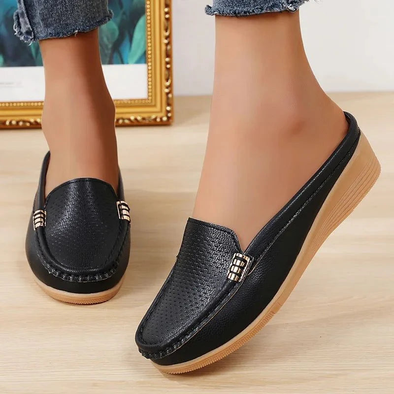 Chaussures noires portées avec un pantalon en jean coupé, vue de face