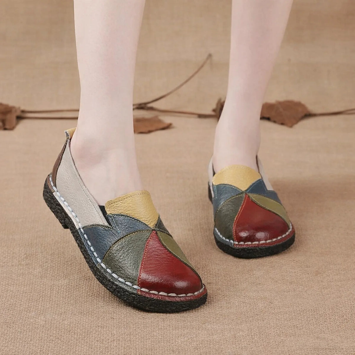 mocassins multicolores en cuir portés, vue de trois quarts
