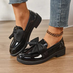 Paire portée avec un jean et une chaîne de cheville, vue de côté