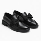 Mocassin noeud pour femme coloris noir sur fond uni blanc