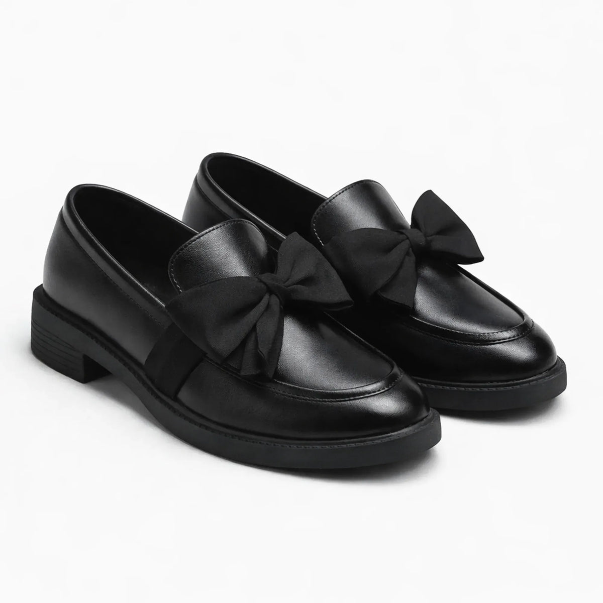 Mocassin noeud pour femme coloris noir sur fond uni blanc