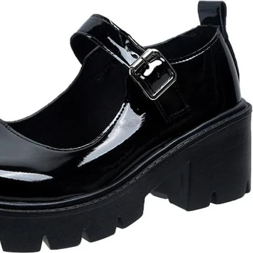 Détail du mocassin noir avec boucle, finition brillante montrée de près