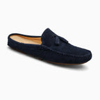 La paire de mocassins ouverte en coloris bleu marine posée sur fond clair