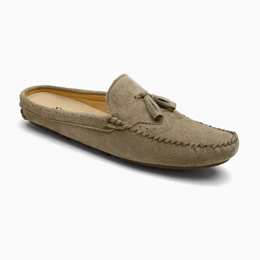 Mocassin ouvert homme coloris taupe à pampilles, vue de profil sur fond gris clair
