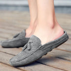La paire de mocassins ouverte grise portée, vue latérale en extérieur