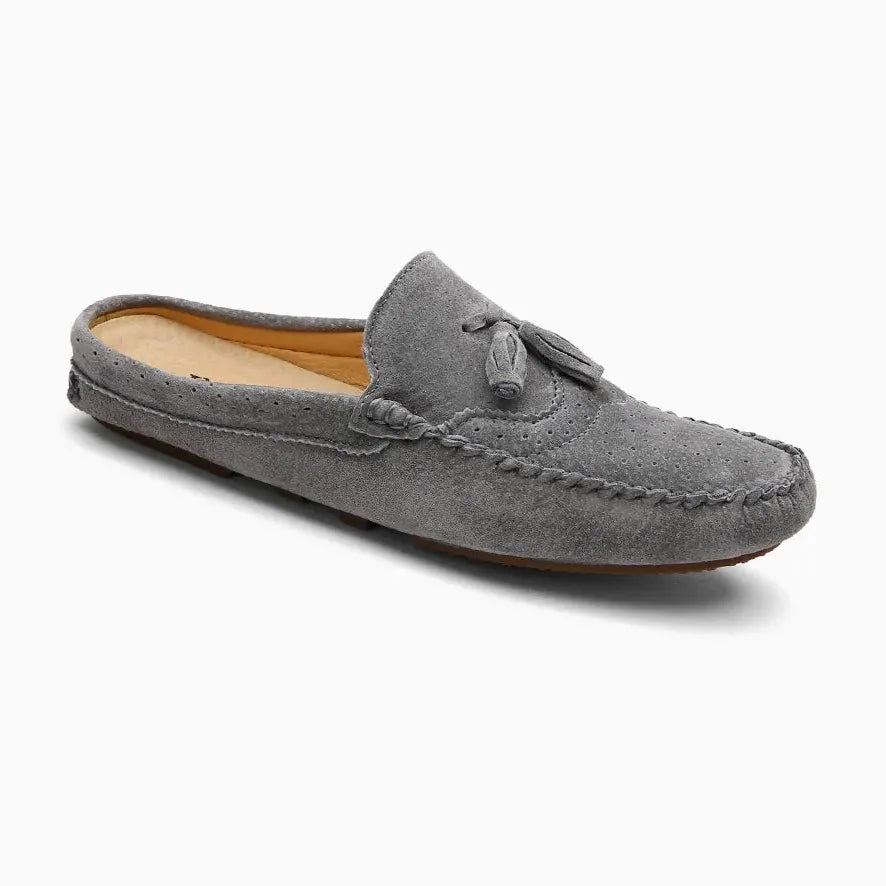 Mocassin ouvert homme gris seul sur fond uni avec ornements à pampilles
