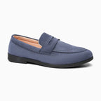 mocassin bleu posé seul sur fond uni