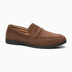 mocassin marron posé seul sur fond uni