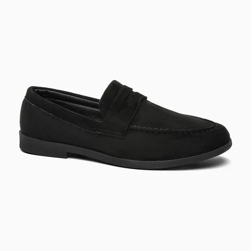 mocassin penny noir photographié seul sur fond clair