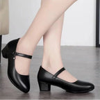 vue des chaussures aux pieds, position croisée pour montrer le maintien de la bride