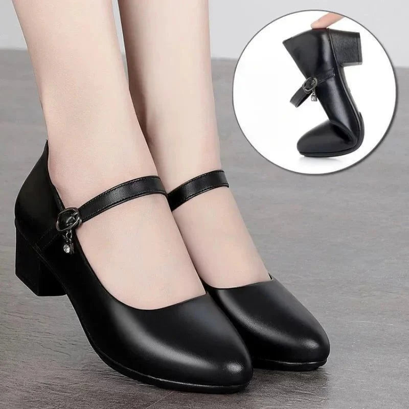 chaussures noires à petit talon portées avec vue gros plan sur la flexibilité de la semelle
