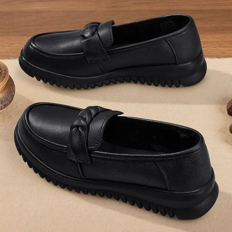 deux mocassins noirs posés côte à côte sur une table en situation quotidienne