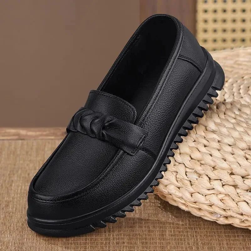 vue d’un mocassin noir posé sur un support en fibres naturelles en ambiance déco