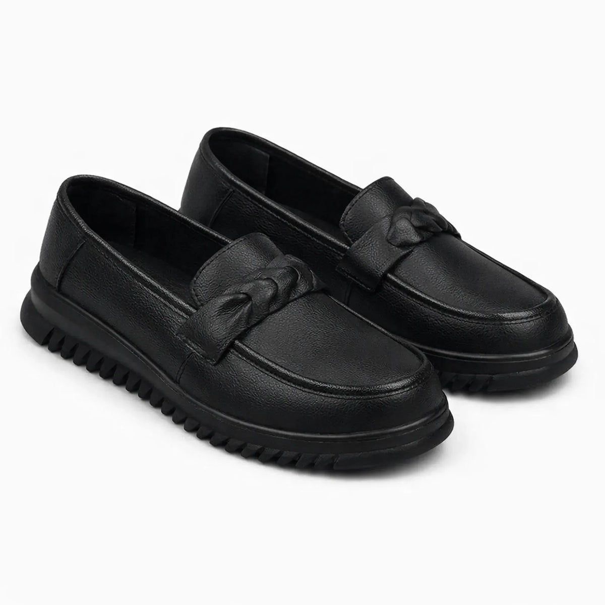 mocassin plat femme noir présenté seul sur fond uni clair